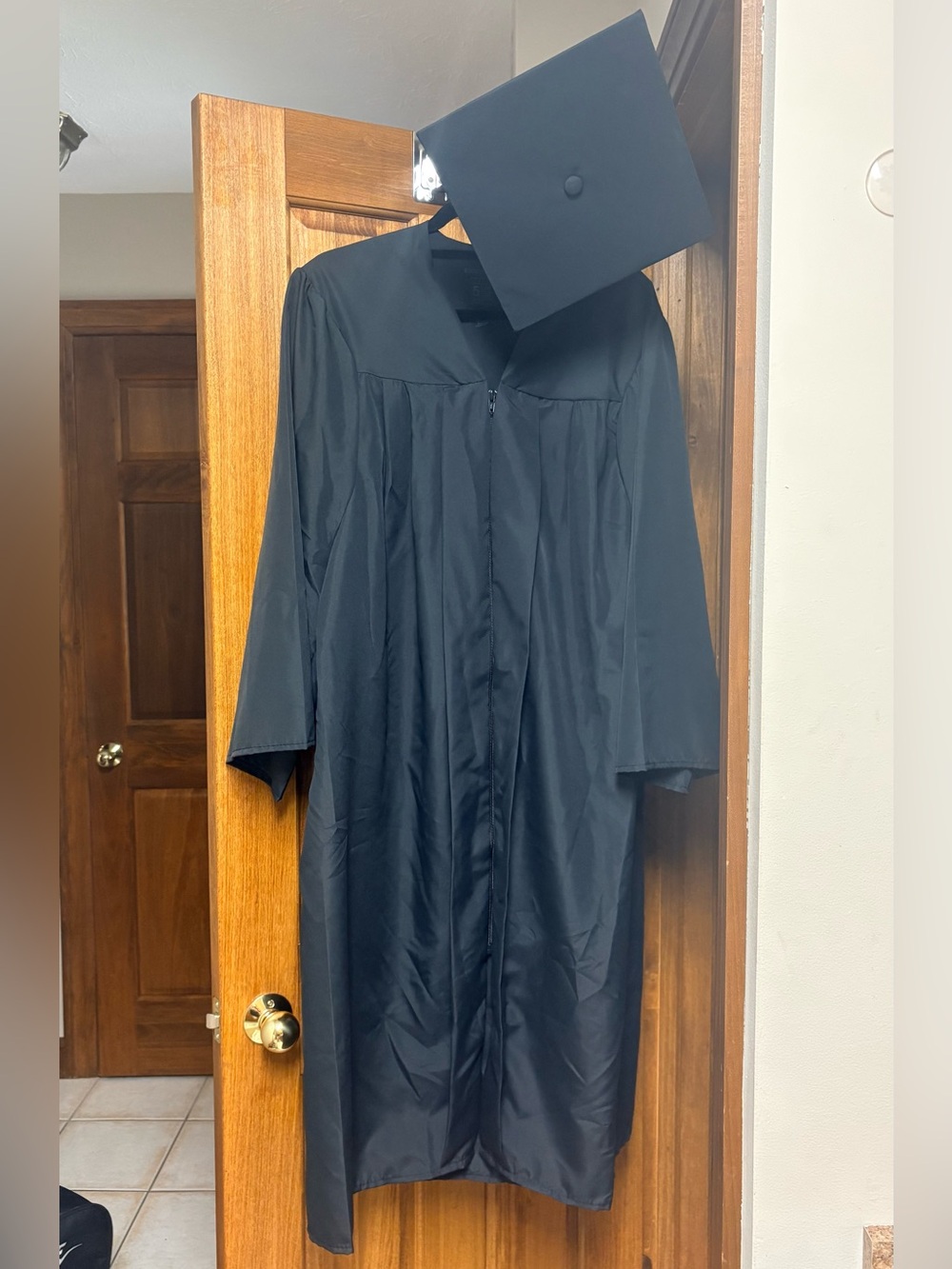 Unisex Jostens Classic Black Graduation Gown/Cap Bachelors/Masters 2026 5’4”-5’6